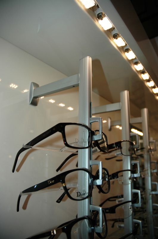 MEUBLES SPECIFIQUES BOUTIQUE DE LUNETTES / OPTICIEN.